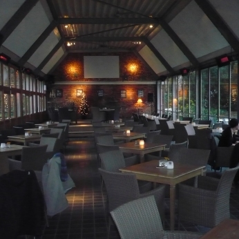 stijlvol interieur van het praat- en eetcafé van brouwerij de Dool
