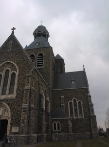 De Sint-Niklaaskerk heeft een opvallende koepelvormig toren. Deze is van ver buiten het centrum zichtbaar en omwille van de vorm spreekt men van de "dikkop" van Mesen